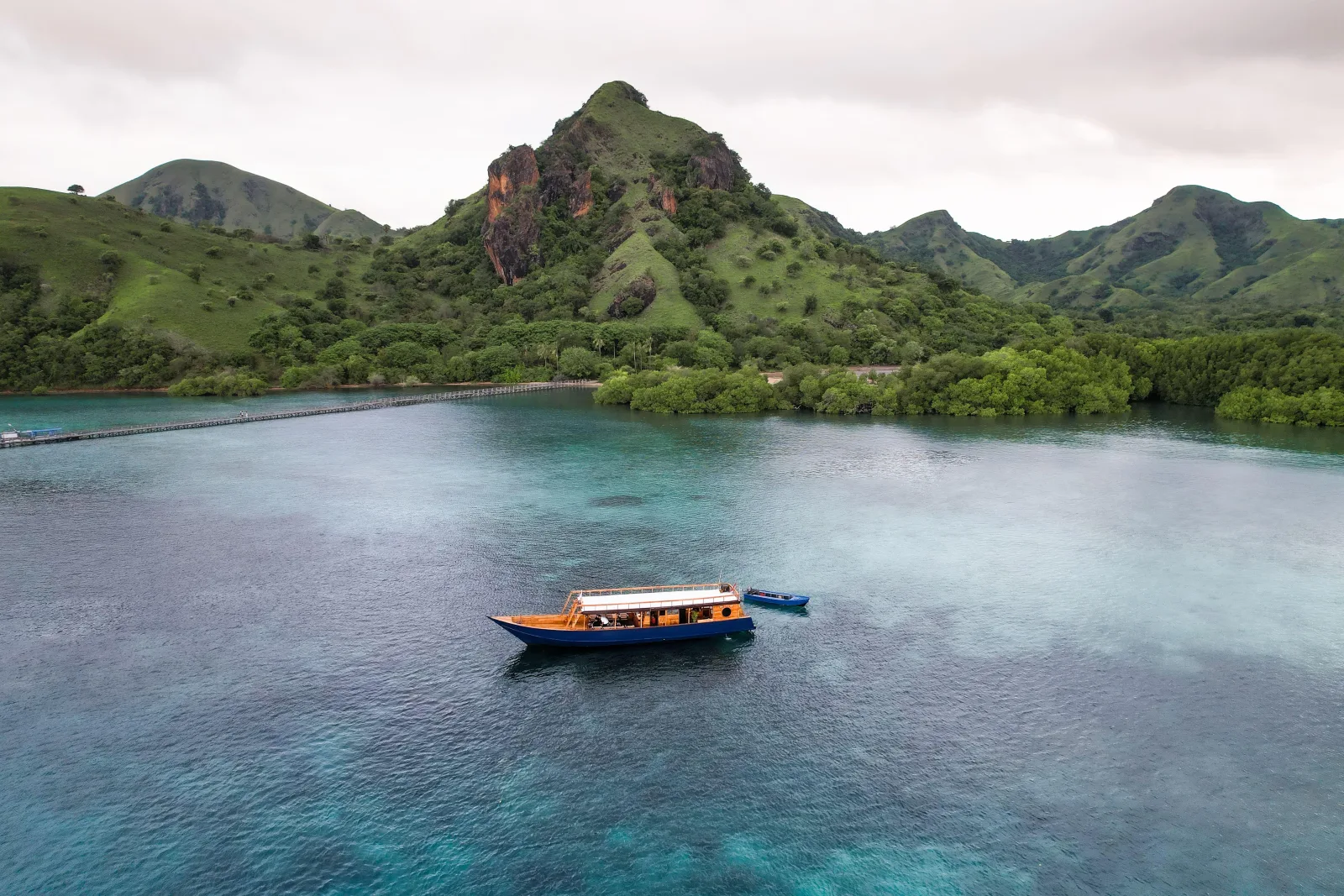 Labuan Bajo: Komodo Islands Tour with Luxury Open Deck Boat